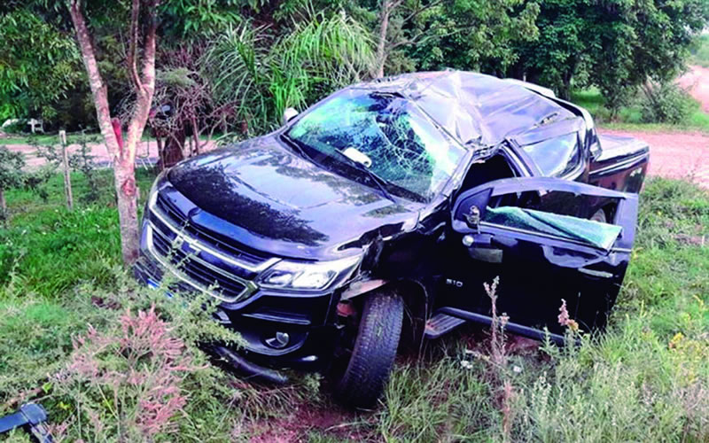 Conductor alcoholizado perdió el control de su camioneta e impactó contra un poste de cemento