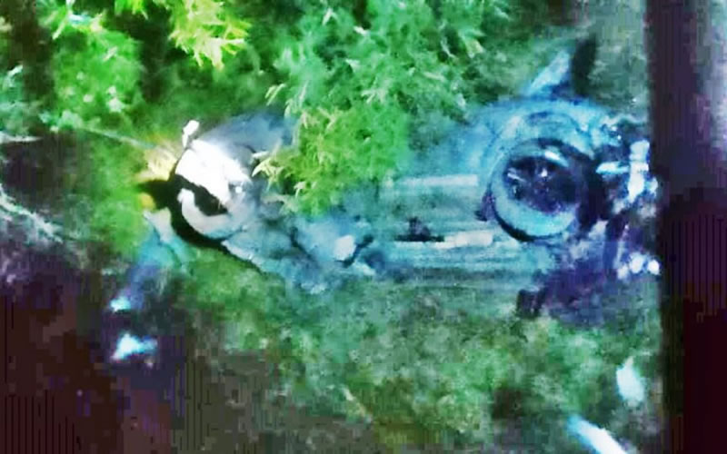 Rescatan a conductor luego de caer con su automóvil desde un puente