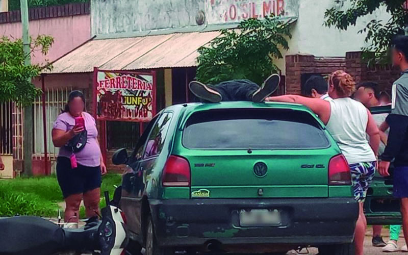 Un motociclista chocó y terminó sobre el techo de un auto
