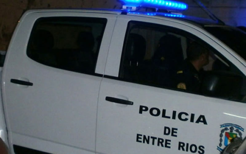 Le estaban robando a un hombre alcoholizado que dormía en la calle