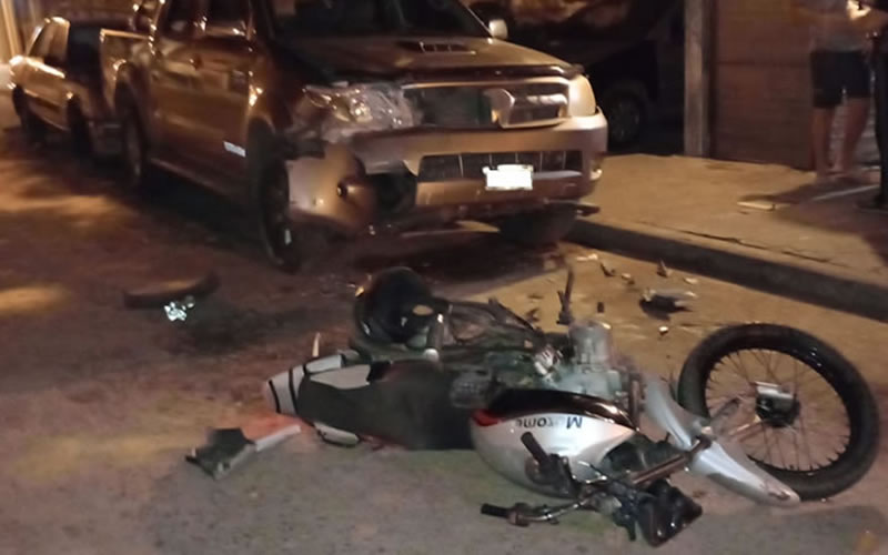 Por intentar evadir un control policial, en su huida motociclista chocó contra un auto