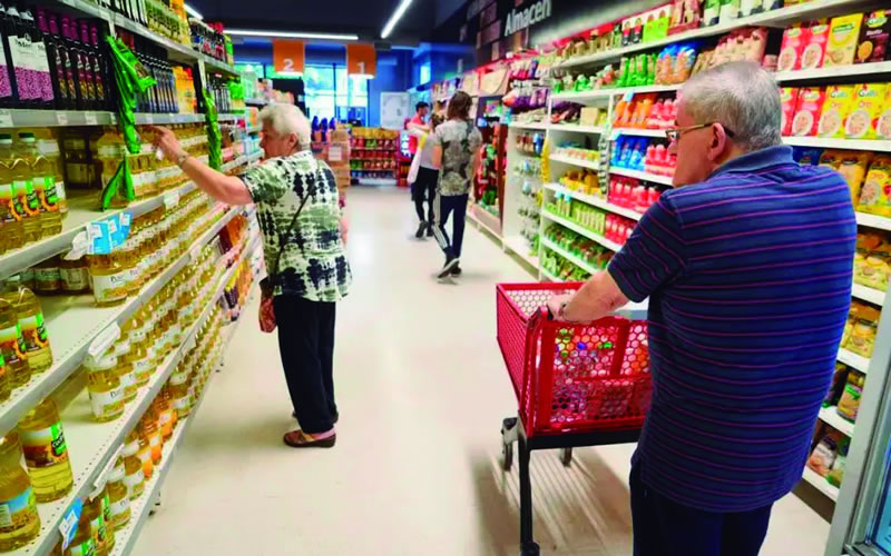 La inflación se aceleró fuerte en marzo al 7,7% y en 12 meses acumuló un 104,3%