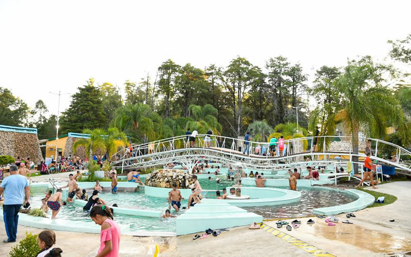 Numerosas propuestas en las termas y el lago para recibir a los turistas