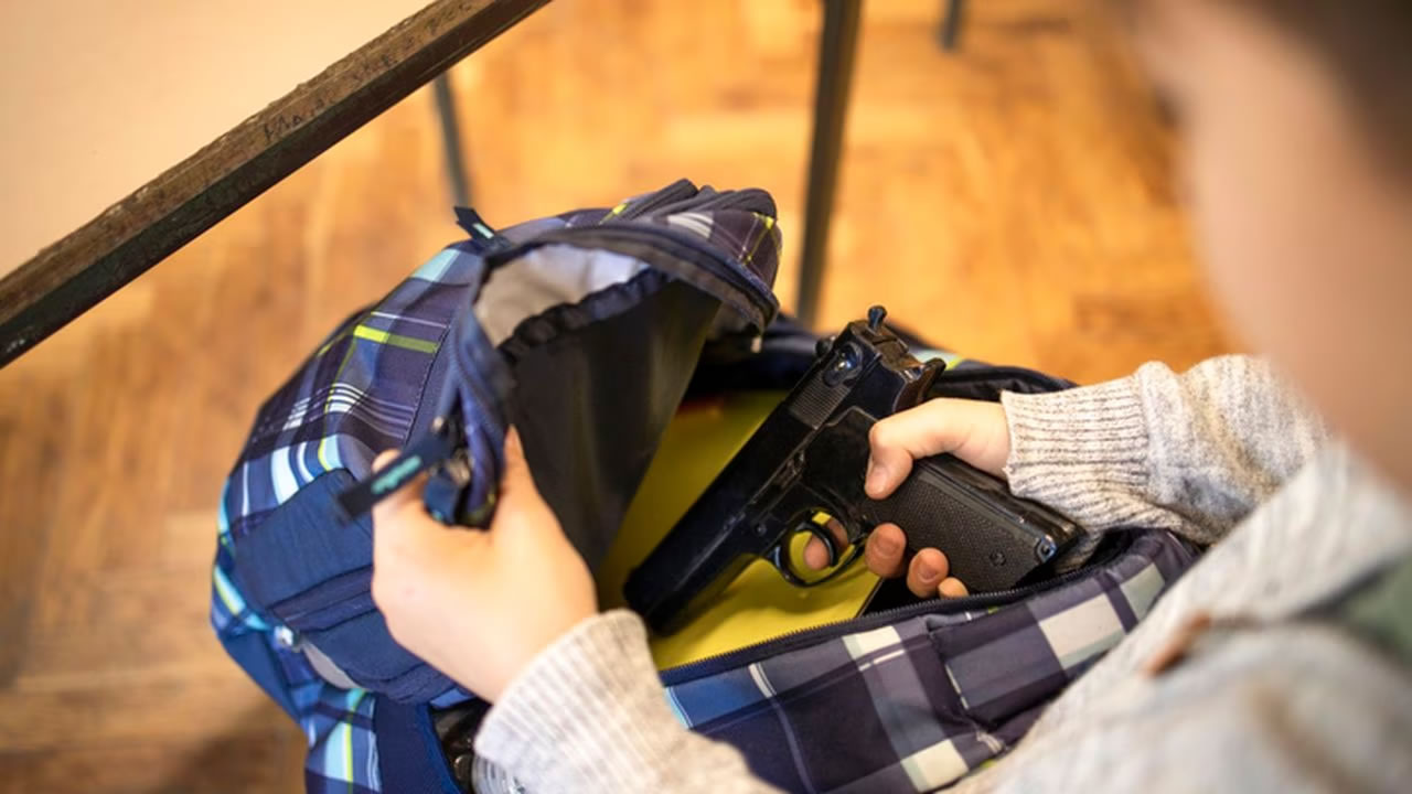Joven llevó un arma a la escuela, disparó accidentalmente y se hirió en una pierna