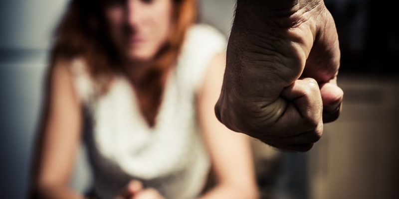 Sufría violencia de género y acudió en ayuda de los vecinos mientras era perseguida por su agresor