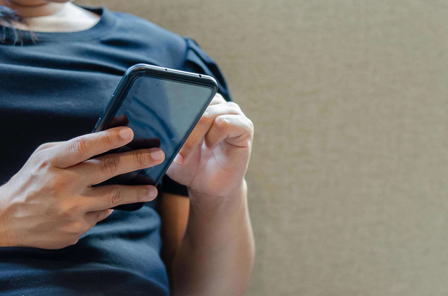 Se negó a entregar el celular durante el allanamiento y fue detenida