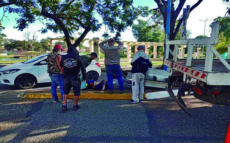 Empleado del municipio sufrió un accidente con una grúa en la Costanera