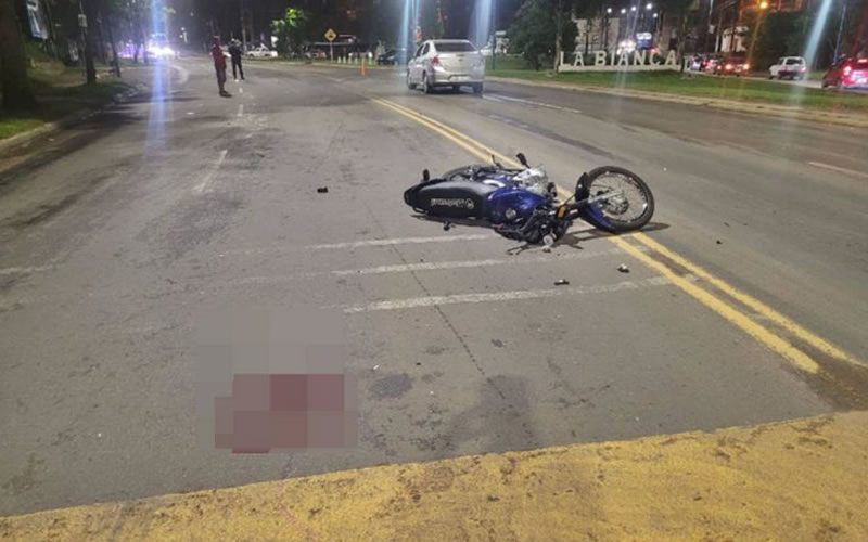 Un motociclista con lesiones graves tras chocar con un auto en el acceso a La Bianca
