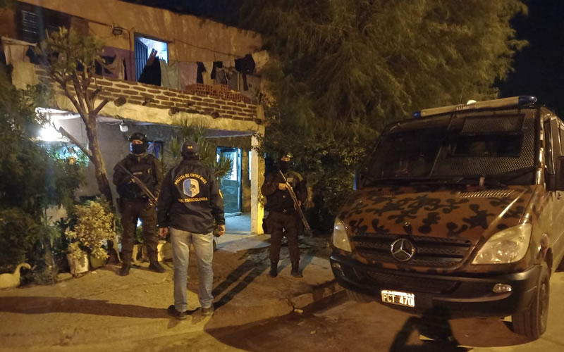 Identifican a varias personas y secuestran distintos elementos en allanamiento