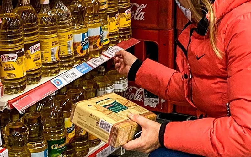 Una familia de 4 personas necesita ganar más de $200.000 para no ser pobre