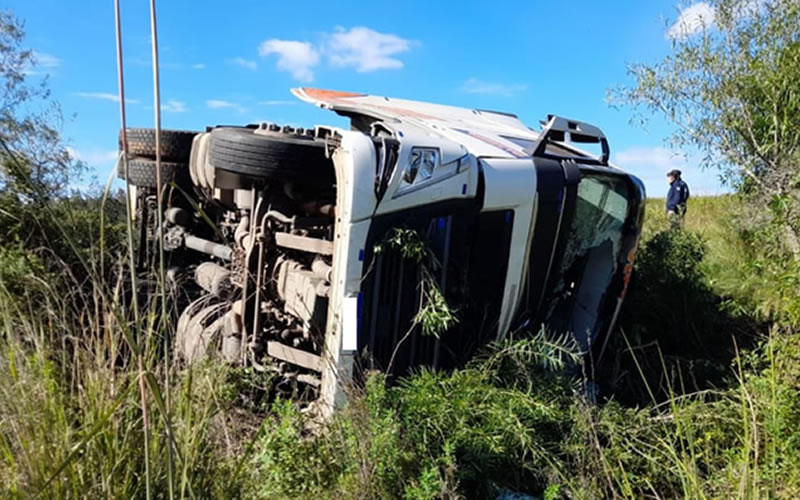 Autovía Artigas: Camión que se dirigía a Chile volcó y su conductor quedó atrapado