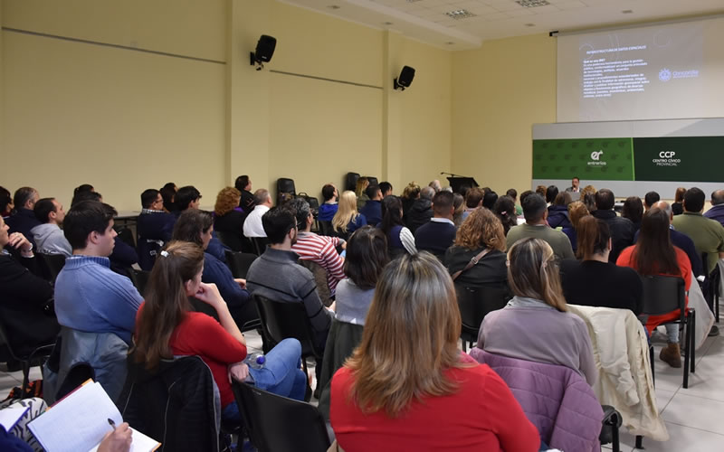 Funcionarios y trabajadores municipales se capacitan en la infraestructura de datos espaciales de la ciudad