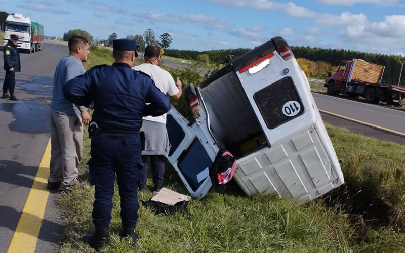 Se quedó dormido al volante, mordió la banquina y volcó