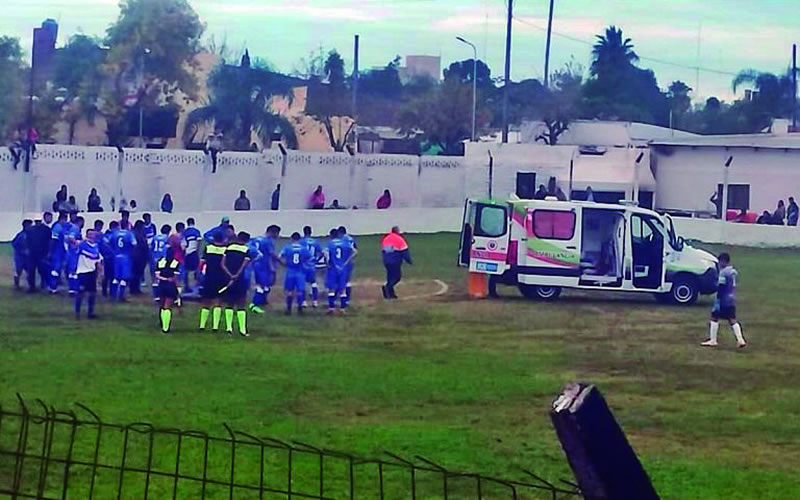 En la División B: En tumulto de agresiones, jugador de Salto Grande fue pateado en la cabeza