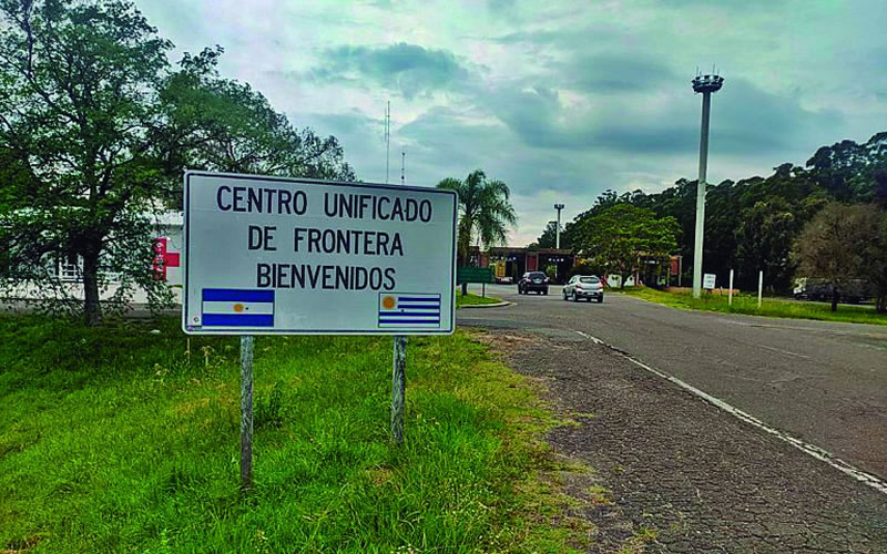 Uruguay dispuso rebaja de tributos al comercio y disminución en las naftas para paliar el éxodo hacia Entre Ríos