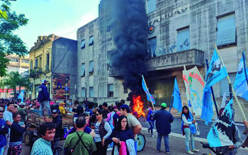 Movimientos sociales insisten que si no cumple con lo que prometió el Intendente harán un acampe frente al municipio