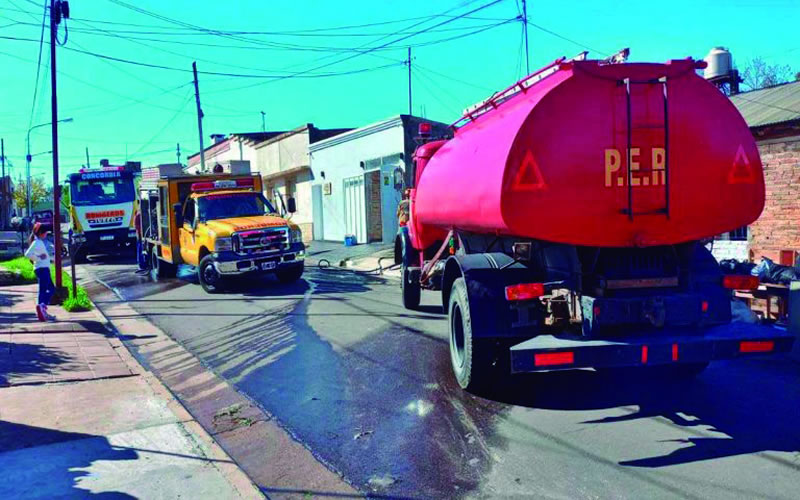 Tres dotaciones de bomberos debieron combatir un incendio en un inmueble
