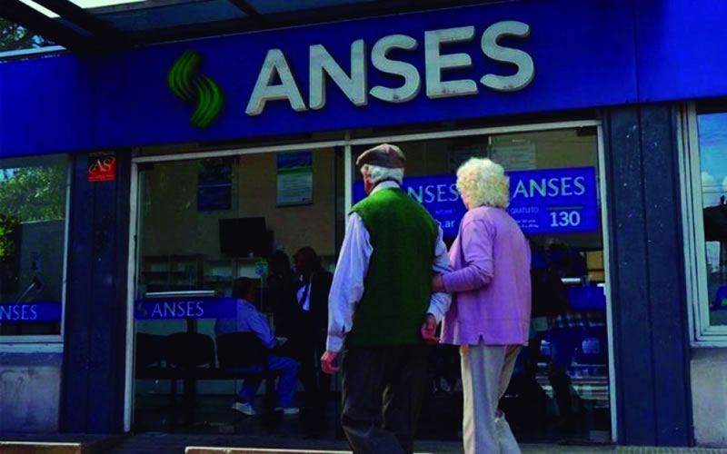 El Gobierno anunció un aumento del 21% y tres refuerzos para las jubilaciones y pensiones