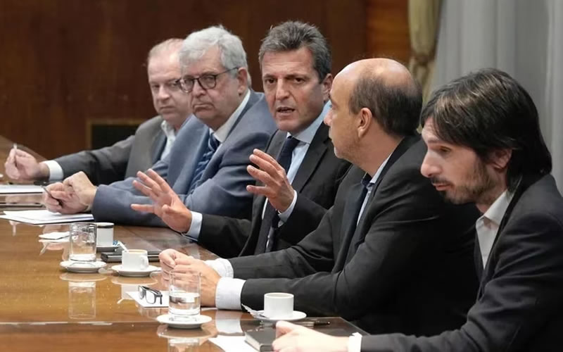 Deuda: el Gobierno subirá la tasa de sus bonos y buscará financiamiento del mercado con títulos atados a la inflación