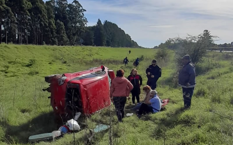 Un automóvil perdió el control y terminó volcando sobre la Autovía Artigas