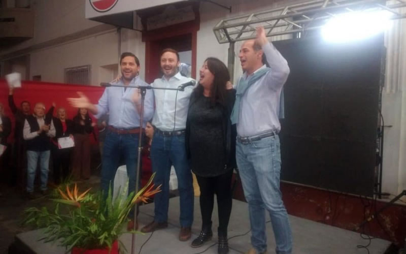 Los tres precandidatos subieron al escenario en el acto de asunción de las nuevas autoridades de la UCR