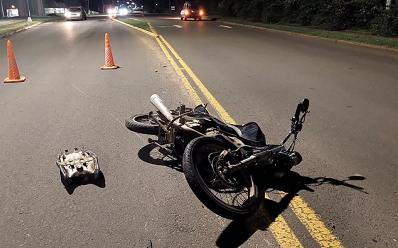 Motociclista resultó con lesiones graves al perder el control de su moto en Av. Monseñor Rosch