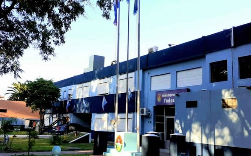 Femicidio en Federal: Un policía retirado asesinó a puñaladas a su esposa y escapó