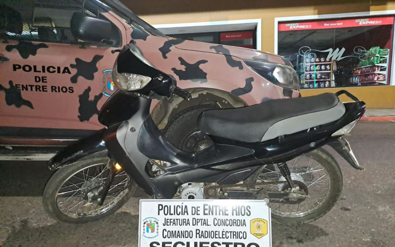 Llevaba una moto robada a cuestas y fue detenido
