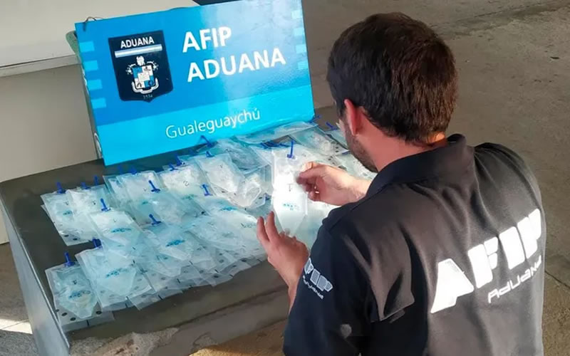 Tráfico insólito: La Aduana incautó 60 sachets con semen porcino ocultos en la valija de un ciudadano uruguayo