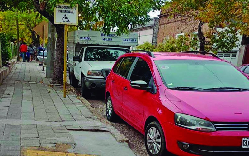 ¿Por qué no se respeta en nuestra ciudad el estacionamiento de los transportes con discapacidad?