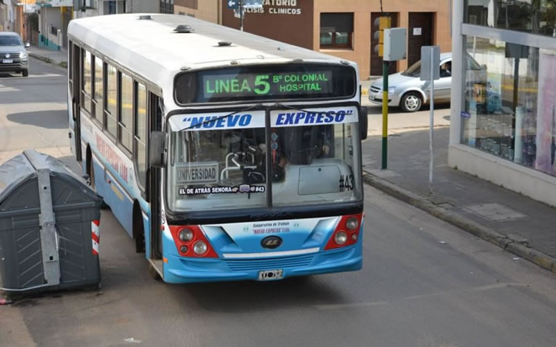 Intentó robar arriba del colectivo pero el colectivero lo advirtió y cerró las puertas