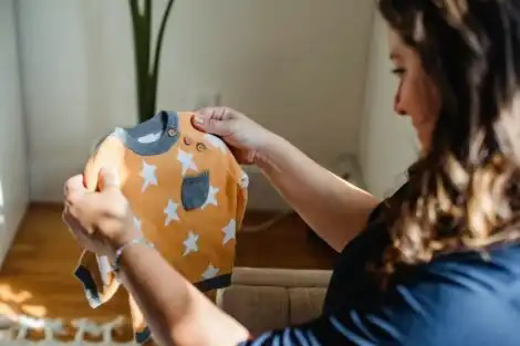 Aprende a lavar la ropa de tu recién nacido para evitar irritaciones en su piel