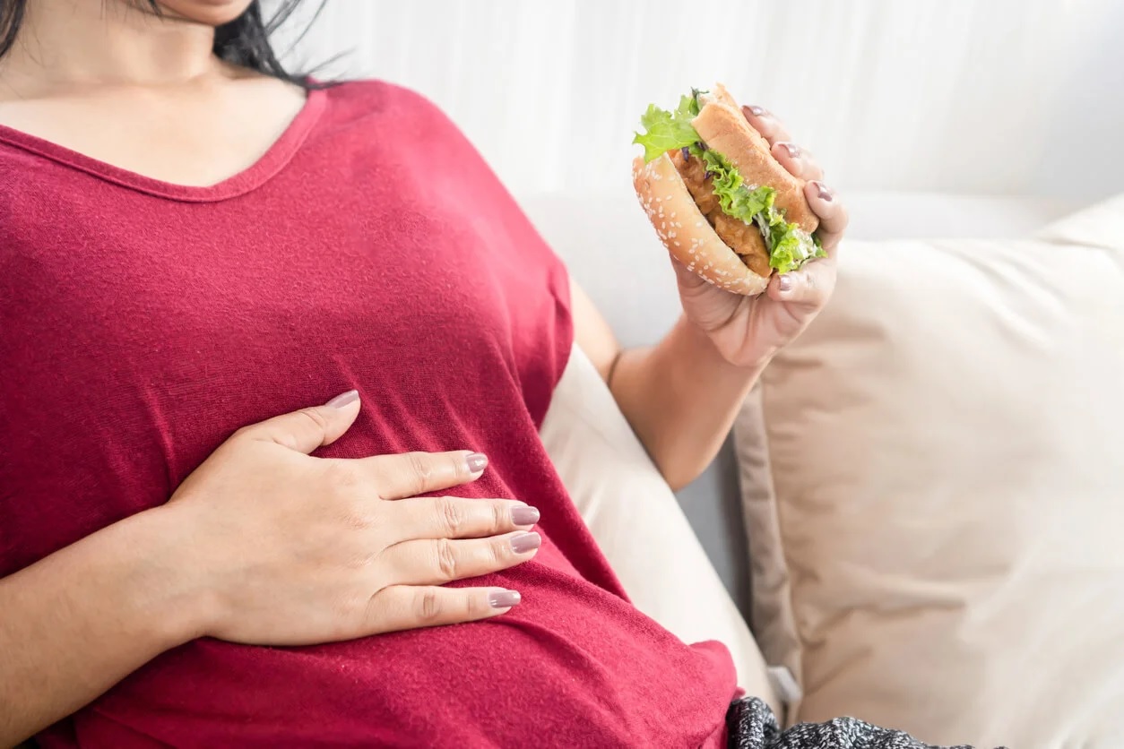 Así es como la comida rápida  afecta la salud del hígado
