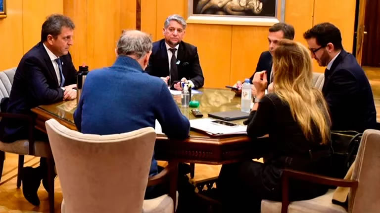 Antes de participar del acto en Plaza de Mayo, Sergio Massa se reunió con el equipo económico