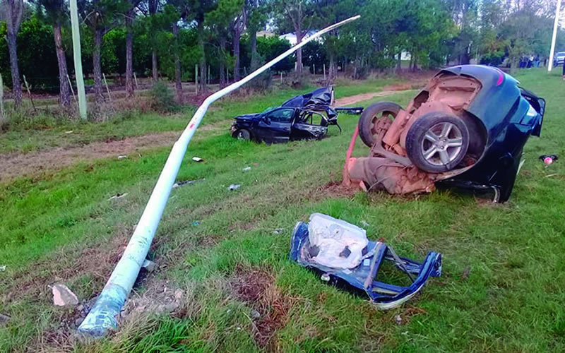 Un hombre esta grave tras impactar con su auto contra un poste de alumbrado