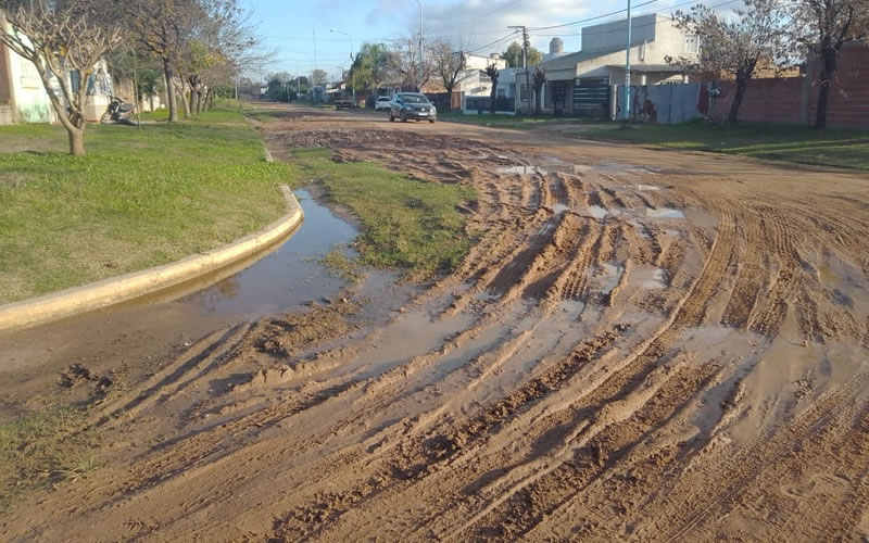 Vecina del Barrio “San Pantaleón” persiste en sus reclamos por el mal estado de terrenos y calles: No obtiene respuesta de las autoridades