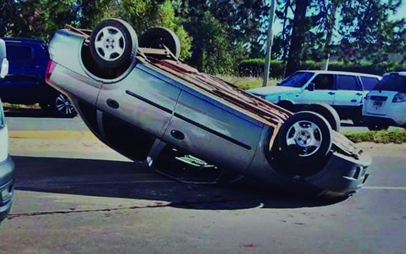 Perdió el control del auto y volcó en la Avda. Monseñor Rösch