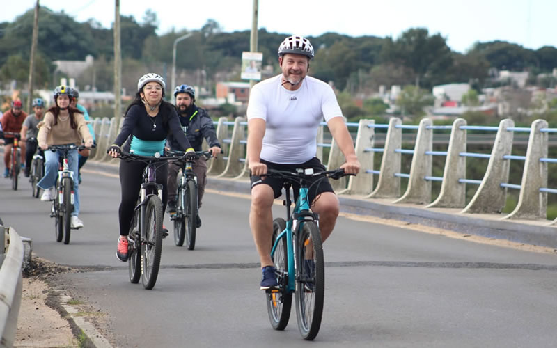 Con una bicicleteada, Gay  pidió por la renovación del centenario Puente Alvear