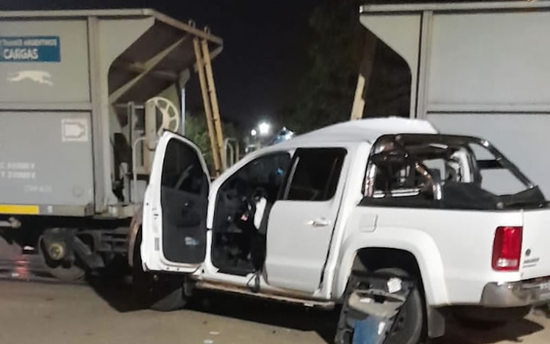 En menos de 24 horas dos vehículos embistieron contra una formación ferroviaria