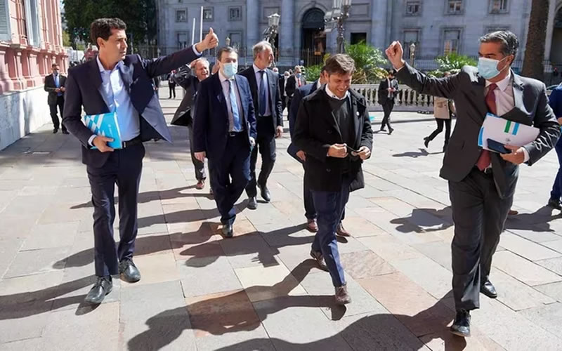 El Gobierno busca que los gobernadores usen USD 1.400 millones de sus cajas propias para pagar deuda en dólares