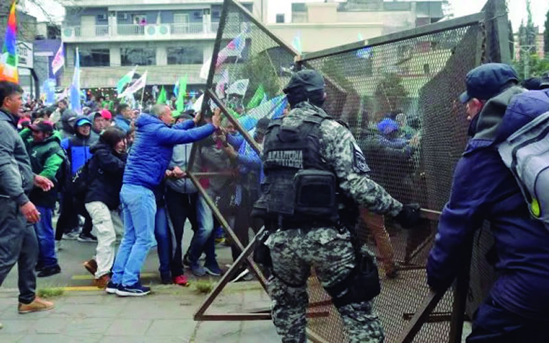 Represión dejó 170 heridos y detenidos tras reforma de la Constitución en Jujuy