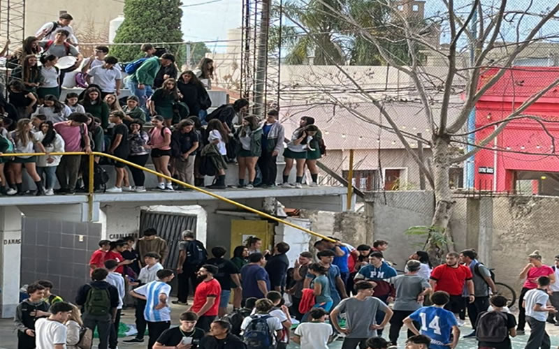 Tres estudiantes cayeron desde una tribuna en la Escuela Tecnica Nº 1
