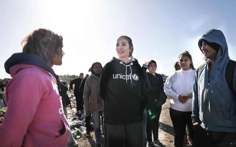Natalia Oreiro recorrió un barrio de Paraná: “Debemos acompañar a las personas que sufren la pobreza”