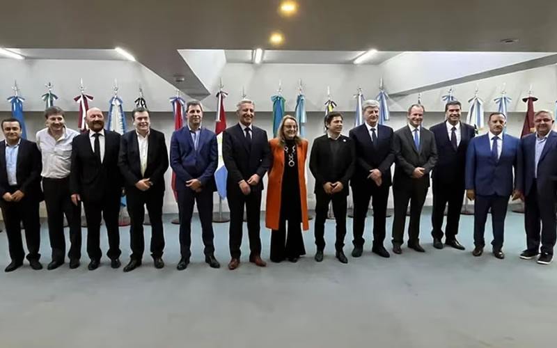 Los gobernadores del PJ quieren una reunión con Alberto Fernández para lograr que Scioli baje su precandidatura