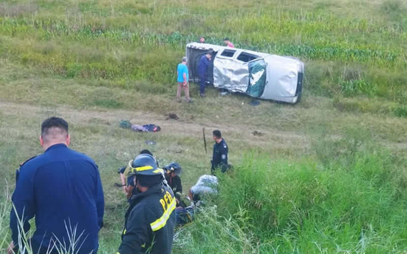 Camioneta volcó debajo de un puente en Avda. Presidente Frondizi