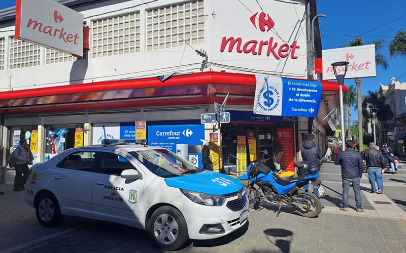 Intentó irse del supermercado con el carrito lleno y sin pagar