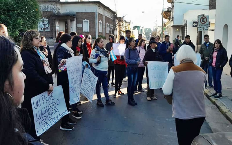 La comunidad de la Escuela «Mariano Moreno» concretó una marcha por el nuevo edificio