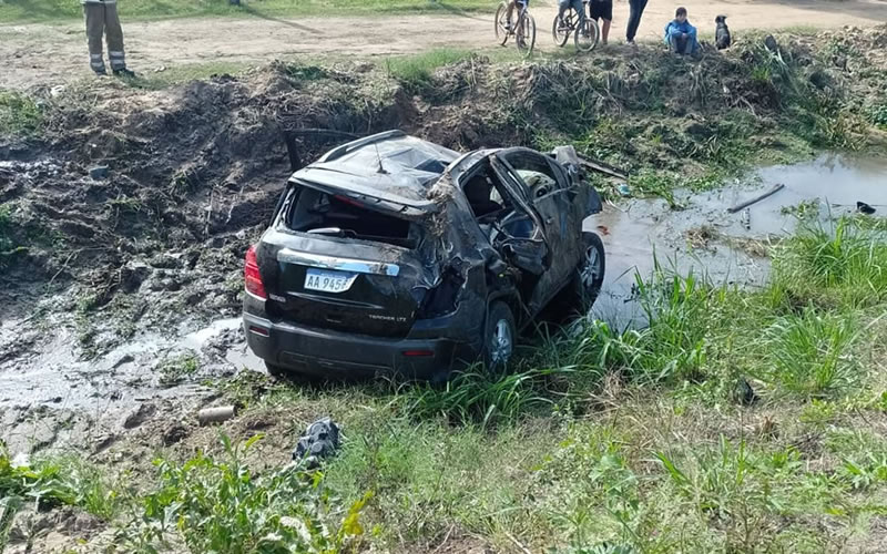 Camioneta dio varios tumbos y terminó en una zanja