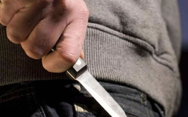 Se negó a una identificación policial y agredió a los agentes con un cuchillo