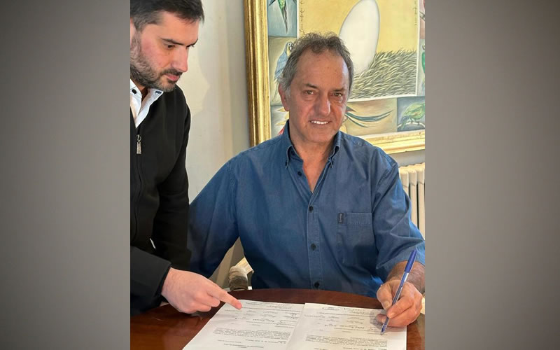 Daniel Scioli firmó su precandidatura presidencial para competir en Unión por la Patria